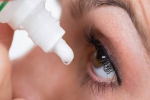 Recomienda IMSS usar gotas para los ojos para eliminar presencia de Covid-19