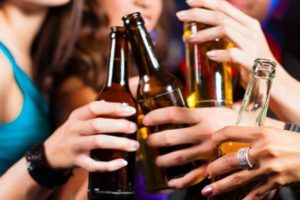 Estrógeno podría ser responsable de que el alcohol sea más gratificante en mujeres: Estudio
