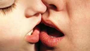 ¿Sabes cuáles son las 10 enfermedades que se pueden contagiar a través de un beso?