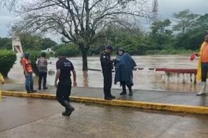 Fuertes lluvias y alza en nivel del río deja inundaciones en Agua Dulce, Veracruz