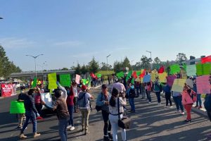 Reciben a AMLO con protestas en Puebla