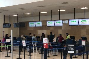 Pasajeros se quedan sin poder volar en aeropuerto de Veracruz por sobreventa de Viva Aerobus