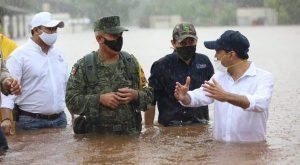 Vila recorre las zonas afectadas en Tekax por fuertes lluvias