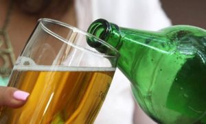 Venta de bebidas alcohólicas con incremento de precio en Cancún
