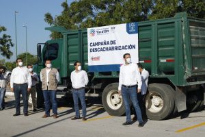 Mauricio Vila y Renan Barrera dan el banderazo de inicio de la Campaña Emergente de Descacharrización 2020 en Yucatán