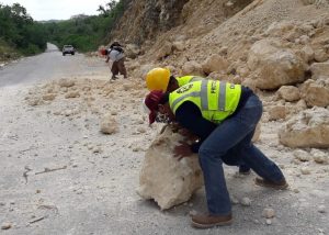 Siguen los trabajos de limpieza en tramo carretero al sur de Quintana Roo por deslave