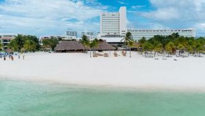 Hoteles en Cancún aprovechan cierre de playas y empiezan a cobrar mil 500 pesos para que bañistas puedan ingresar