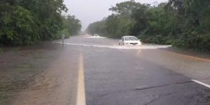Reabren carretera de cuota y libre a Cancún  tras cierre por inundaciones