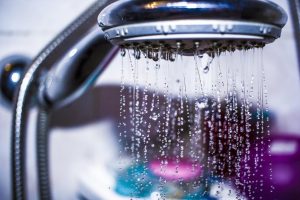 ¿Qué beneficios tiene bañarse con agua fría?