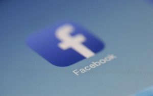 Facebook suspende grupo anticubrebocas por difundir información errónea sobre COVID-19