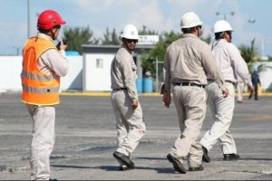 Acuerda Pemex aumentar salario y prestaciones a trabajadores sindicalizados