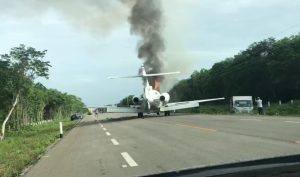 Aeronave se incendia en carretera de Quintana Roo