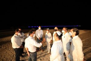 En reconocimiento al personal médico de Yucatán iluminan el viaducto de arcos de Progreso