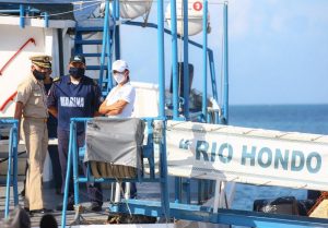 Atiende Puerto Morelos el tema del sargazo y Laura Fernández visita buque “Río Hondo”