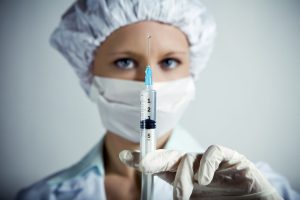 Anuncian que Rusia iniciará vacunación masiva contra COVID-19 en un mes