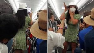 Aparece ‘Lady Covid’; se quita el cubrebocas y reparte insultos en vuelo de Cancún