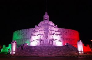 Mérida, con iluminación en colores patrios en tres puntos emblemáticos, pero sin adornos alusivos