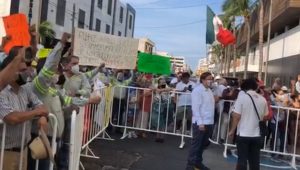 Se manifiestan en contra y a favor de AMLO en el puerto de Veracruz
