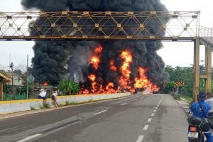 Mueren 4 personas tras explosión de pipa en la carretera Paraíso-Comalcalco, confirma gobernador de Tabasco