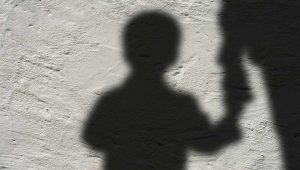 “No más chanclazos”: Senado aprueba sanciones contra quien golpee a los niños