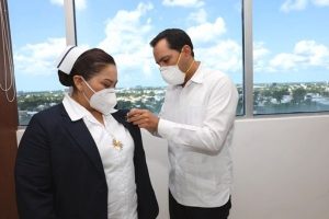 Reconocimiento especial Mauricio Vila a destacados enfermeros yucatecos
