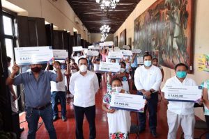 El Gobernador Mauricio Vila Dosal entrega apoyos económicos para continuar generando empleos e impulsar la actividad artesanal en el oriente de Yucatán