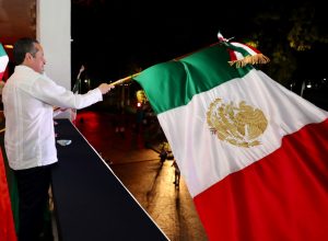 El gobernador Carlos Joaquín dio el Grito de Independencia desde el balcón central del Palacio de Gobierno