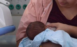 Leche materna elimina cepas de COVID-19, afirma estudio