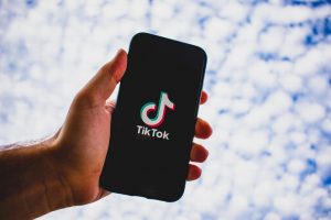 TikTok actualiza políticas para combatir el odio