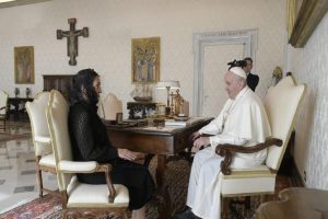 Beatriz Gutiérrez Müller entrega carta de AMLO al Papa Francisco