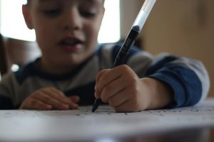 Escribir a mano mejora la memoria y el aprendizaje en niños, revela estudio