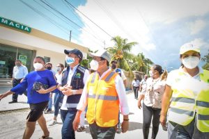 Recorre el gobernador Carlos Joaquin y el presidente Victor Mas Tah la colonia cristal en Tulum