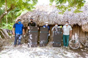 Entrega el presidente municipal de Tulum Victor Mas Tah ayuda a familias afectadas por Gama y Delta