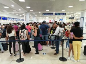 Huracán ‘Zeta’ afecta 90 operaciones en aeropuerto de Cancún