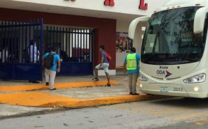 Turistas regresan a sus hoteles en la Zona Hotelera de Cancún