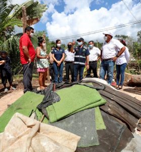 Verifica Carlos Joaquín afectaciones del huracán “Delta” en Leona Vicario, Puerto Morelos