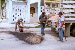 Reparan calles afectadas por lluvias en Tulum