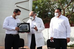 Reconocen el gobernador Mauricio Vila y el alcalde Renan Barrera dedicación, esfuerzo, compromiso y sacrificios de los médicos en su día