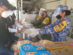Ejército Mexicano proporciona alimento a familias yucatecas que resultaron afectadas por “Zeta”