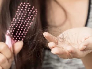Estrés y mala alimentación provocan la caída de cabello en mujeres