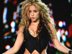 Le llueven críticas a Shakira por no portar cubrebocas en baile grupal