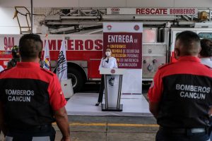 Histórica entrega de equipamiento a Bomberos de Cancún