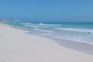 Dedicación y empeño para mantener playas limpias en Cancún