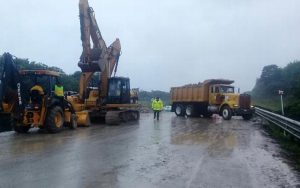 Continúa cierre de autopista que comunica Veracruz con Chiapas