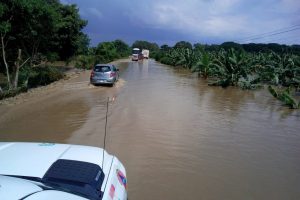 Cierran paso a vehículos compactos en la carretera Villahermosa-Teapa por formación de vados
