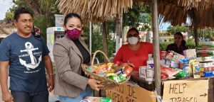 Presidenta del DIF municipal de Tulum, Celia Más, entrega donativo para danificados