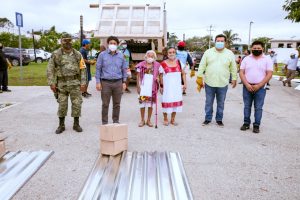 Supervisa entrega de apoyos Victor Más y personal de Sedena en Tulum