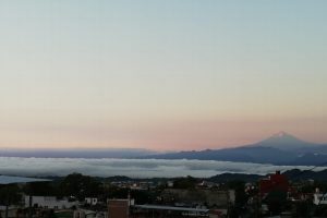 Amanece con banco de niebla el majestuoso Pico de Orizaba