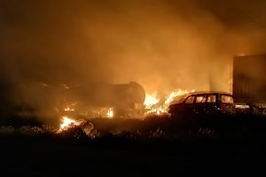 Siete vehículos quemados tras accidente en Isla-Cosoleacaque, Veracruz