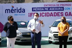 El alcalde Renán Barrera entregó premios a los ganadores del sorteo Mérida me asegura con mi Predial 2020